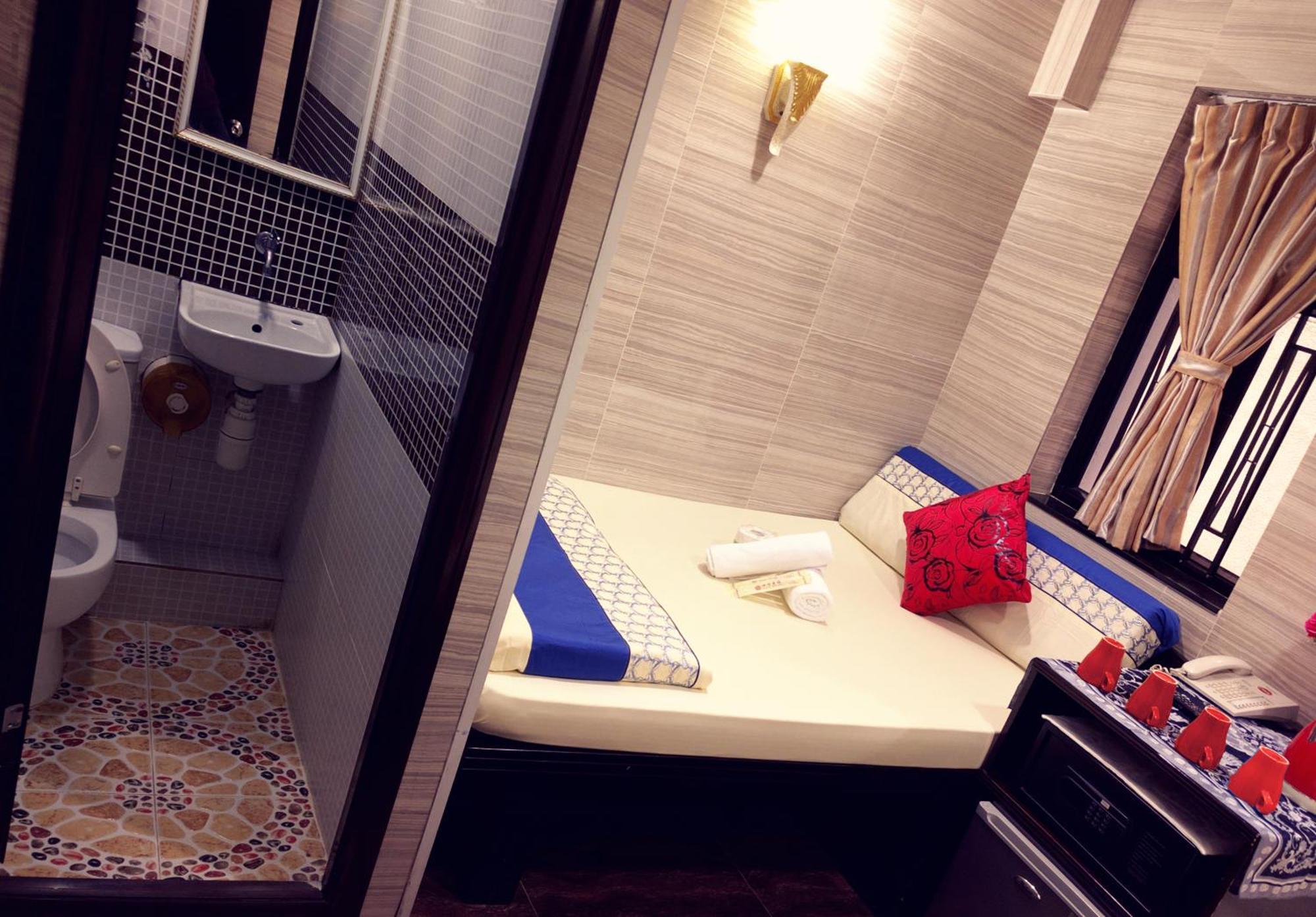 Deluxe Double Room Shower