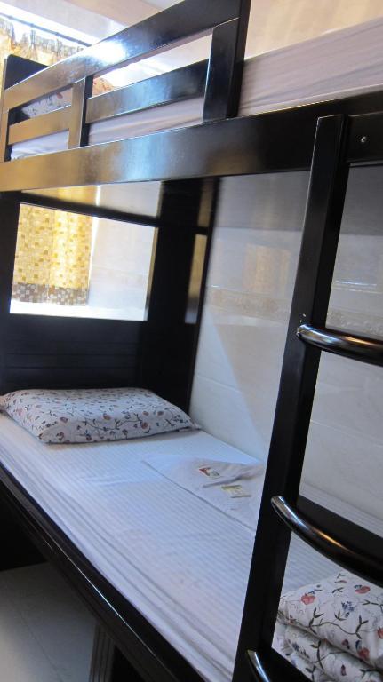 Single Bed 4-Bed Mixed Dormitory Room