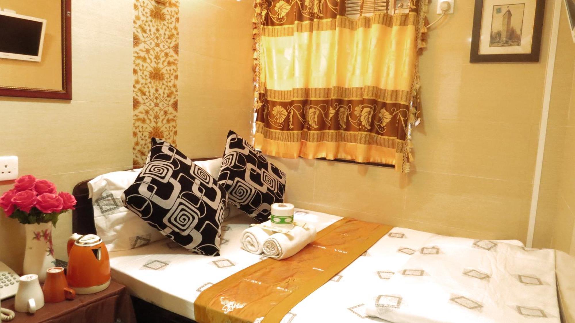 Deluxe Double Room Shower